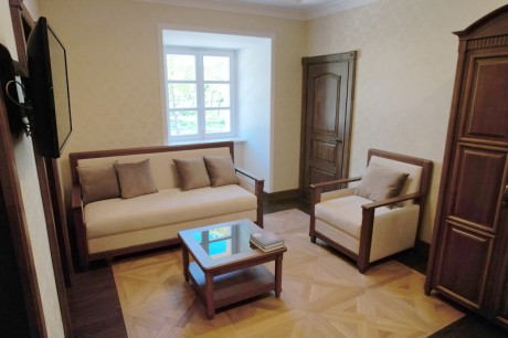 3-bed 3-room Suite, Right wing