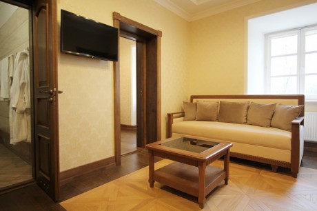 3-bed 3-room Suite, Right wing
