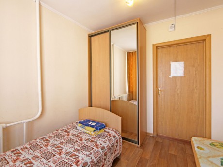 1-room single in a block, main building