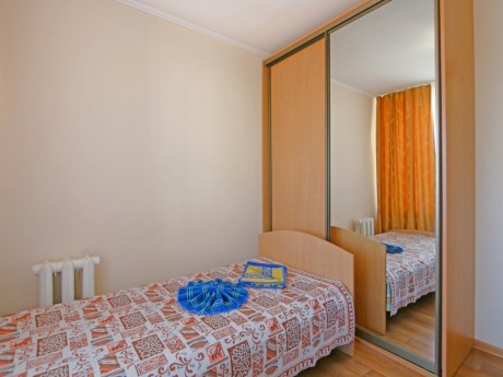 1-room single in a block, main building